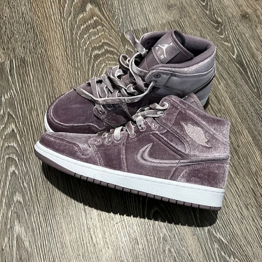 Air Jordan purple suede mid size 10 new